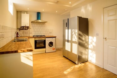 8 bed house, Queens Road - 8 bed, Beeston, Nottingham, NG92GS - Image 1