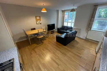 4 bed flat, Chapel Court, Lenton, Nottingham, NG71HP - Image 2