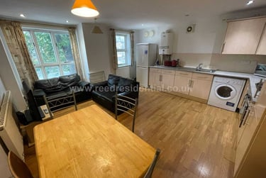 4 bed flat, Chapel Court, Lenton, Nottingham, NG71HP - Image 3