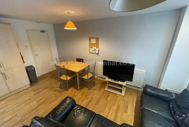 4 bed flat, Chapel Court, Lenton, Nottingham, NG71HP - Image 4