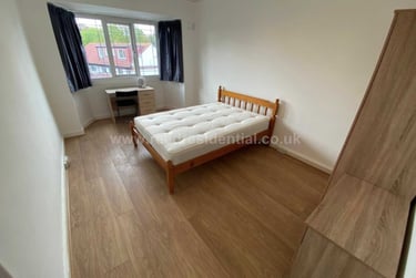 2 bed flat, Flat 10 Weoley Court, Selly Oak, Birmingham, B296NH - Image 2