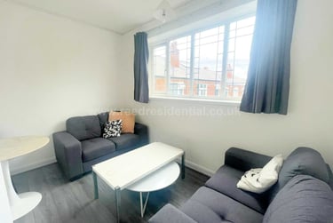 2 bed flat, Flat 9 Weoley Court, Selly Oak, Birmingham, B296NH - Image 1