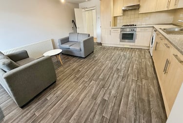 4 bed flat, Chapel Court, Lenton, Nottingham, NG71HP - Image 1