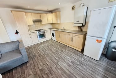 4 bed flat, Chapel Court, Lenton, Nottingham, NG71HP - Image 2