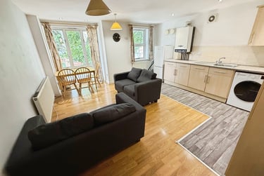 4 bed flat, Chapel Court, Lenton, Nottingham, NG71HP - Image 1