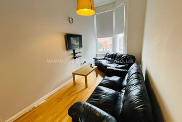 6 bed flat, Flat B, 243 Derby Road, Lenton, Nottingham, NG71QN - Image 1