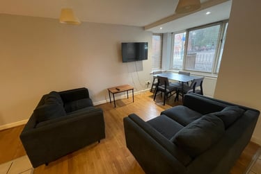 4 bed flat, Chapel Court, Lenton, Nottingham, NG71HP - Image 1