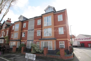 4 bed flat, Chapel Court, Lenton, Nottingham, NG71HP - Image 2