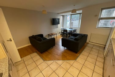 4 bed flat, Chapel Court, Lenton, Nottingham, NG71HP - Image 4