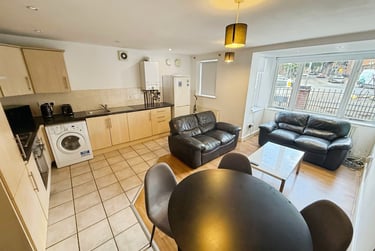 4 bed house, Chapel Court, Lenton, Nottingham, NG71HP - Image 1