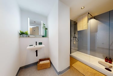 Penthouse En-suite - Image 4