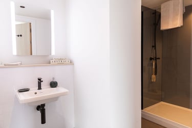 One Bed Apartment - Image 5