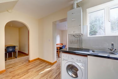 6 bed house, Addison Gardens south kingston, Near university, Kingston, KT58DW - Image 1