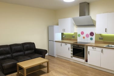 2 bed flat, Mutley Plain, Mutley, Plymouth, PL46LD - Image 1