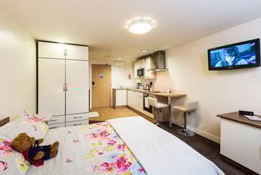 1 bed studio, Smith St, Near university, Bradford, BD71DJ - Image 1