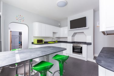 5 bed house, West St (ALL ENSUITE ALL INCLUSIVE), Near university, Newcastle under lyme, ST51BH - Image 1