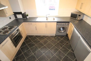 3 bed flat, Ainsley Court, Ainsley Road, Crookes, Sheffield, S101EU - Image 2