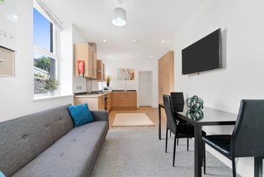 3 bed flat, Ford Park Road, Mutley, Plymouth, PL46QY - Image 1