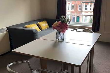 2 bed flat, Old Tiverton Road, St Sidwells, Exeter, EX46NG - Image 2