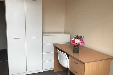 2 bed flat, Old Tiverton Road, St Sidwells, Exeter, EX46NG - Image 5