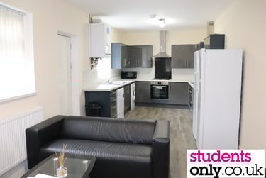 6 bed house, Gresham Road, Near university, Middlesbrough, TS14LJ - Image 1