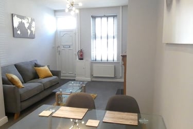 2 bed house, Nelson Street, Groves, York, YO318NJ - Image 1