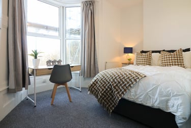 3 bed flat, Cheltenham Place, Mutley, Plymouth, PL47DZ - Image 1