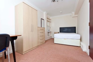 6 bed house, McWilliam Close, Talbot village, Bournemouth, BH125HP - Image 4