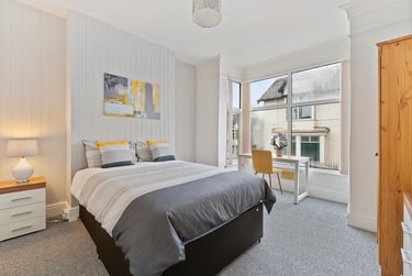 3 bed flat, Alexandra Road, Mutley, Plymouth, PL47EE - Image 1