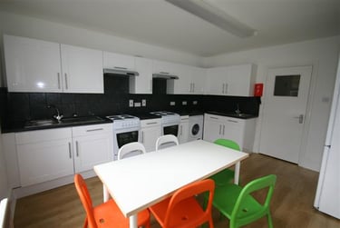 7 bed flat, Finchley Road, West hampstead, London, NW36HS - Image 2