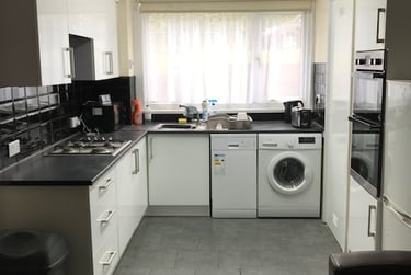 5 bed house, Park Barn Drive, Near university, Guildford, GU28ER - Image 1