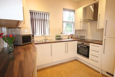 3 bed flat, Junction road, Hunters bar, Sheffield, S118XA - Image 2