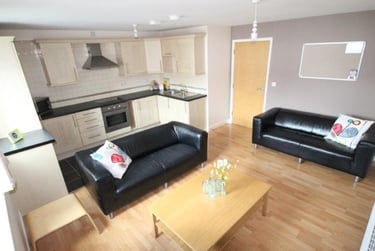 5 bed flat, Broom street, City centre, Sheffield, S102DA - Image 1
