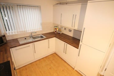 4 bed house, Gloucester street, Near university, Sheffield, S102FS - Image 1