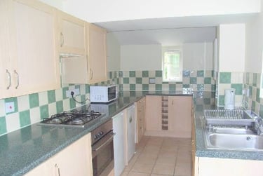 6 bed house, Markenfield rd, City centre, Guildford, GU14PD - Image 1