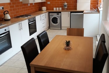 6 bed house, Crescent road, Near university, Middlesbrough, TS14QJ - Image 1