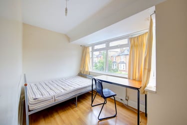 4 bed house, The bittoms, Near university, Kingston, KT12AR - Image 4