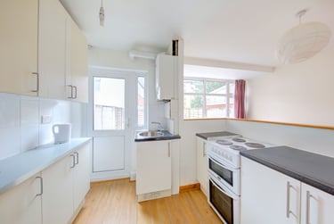 4 bed house, The bittoms, Near university, Kingston, KT12AR - Image 1
