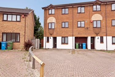 5 bed house, Baverstock Road, Talbot village, Bournemouth, BH125EX - Image 1