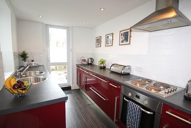 3 bed flat, Lisson Grove, Mutley, Plymouth, PL47DN - Image 1