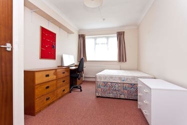 5 bed house, Heathwood road, Winton, Bournemouth, BH92JY - Image 2