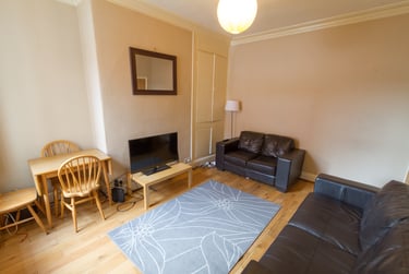 5 bed house, Hessle place, Hyde park, Leeds, LS61EG - Image 2