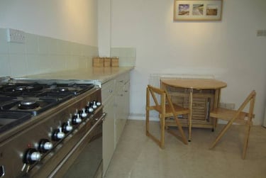 3 bed flat, Minute walk to university, Middle Street, Near university, Portsmouth, PO54BX - Image 5