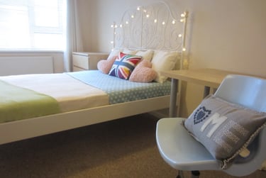 3 bed flat, Minute walk to university, Middle Street, Near university, Portsmouth, PO54BX - Image 2