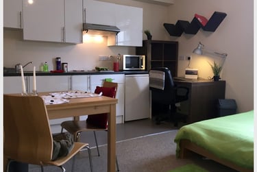 1 bed studio, 353 North Road West, Central, Plymouth, PL15DJ - Image 1