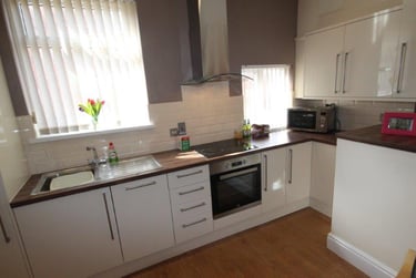 3 bed flat, Junction road, Hunters bar, Sheffield, S118XA - Image 2