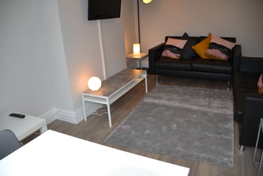 4 bed house, Woodside Place, Burley, Leeds, LS42QU - Image 1