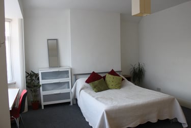 5 bed house, Langhorn Road, Swaythling, Southampton, SO163TP - Image 1