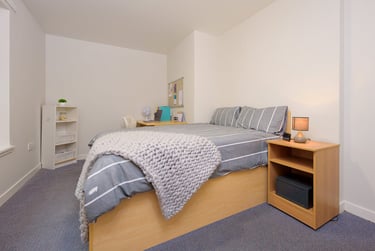 4 Bed Flat with Double Bed at Keiller Court, Horsewater Wynd, City Centre, Dundee, DD15DS - Image 1