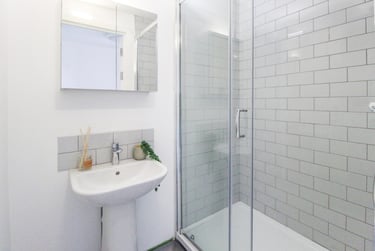 Ensuite at The Nest, 3-7 Marble Street, Clarendon Park, Leicester, LE15XD - Image 7